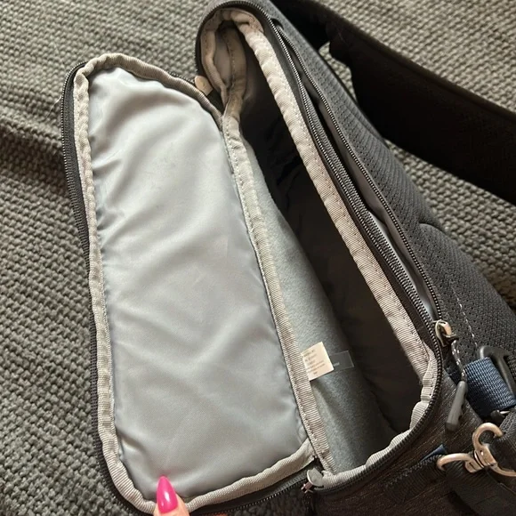 Think Tank Photo Urban Access 8 Sling Camera Bag in Black - Picture 4 of 8